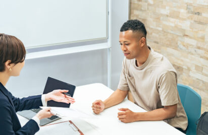 理由2｜外国語対応で、外国人本人からの相談も安心